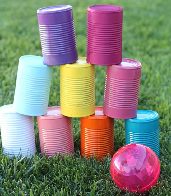 Boliche de latas coloridas