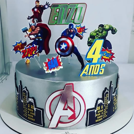 Bolo Vingadores simples