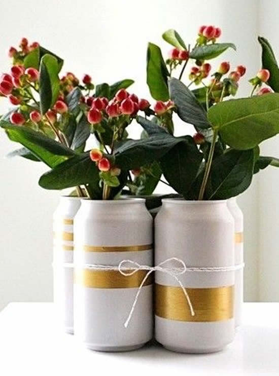 Decoração com arranjos em latas