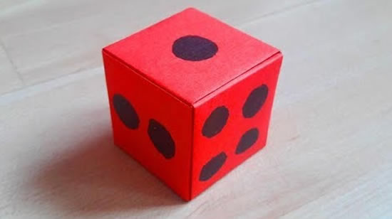 Dado de papel com molde