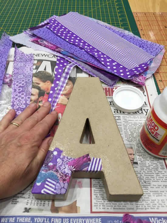 Letras de papel em 3D com papelão