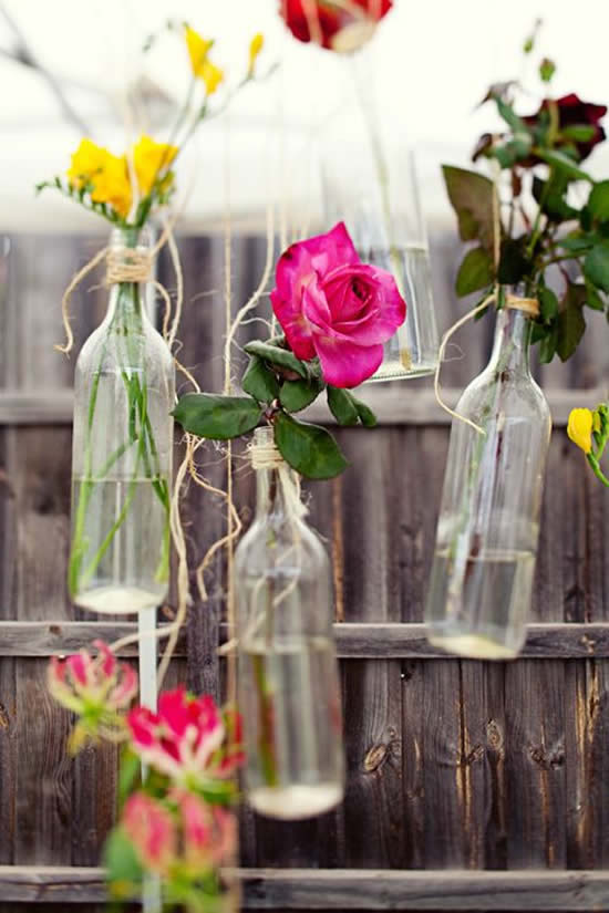 Decoração com reciclagem de garrafas e flores