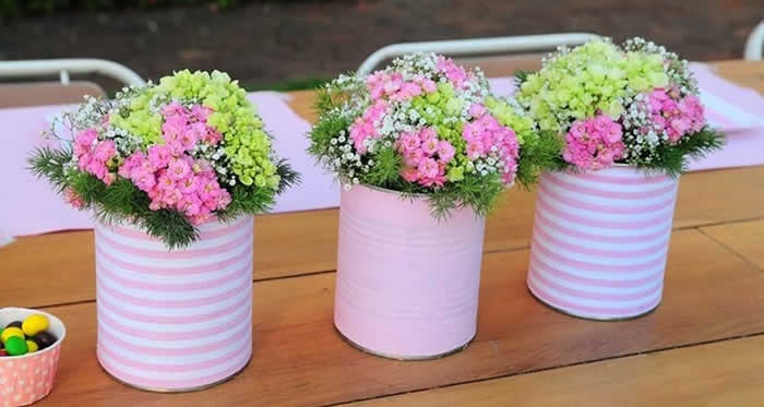 Latas decoradas com arranjos de flores