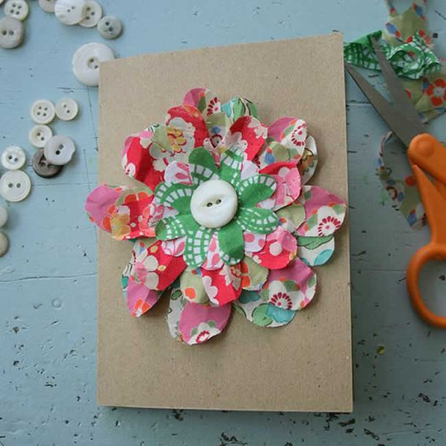 Ideia de Decoração de Cartão com Flores de Botões