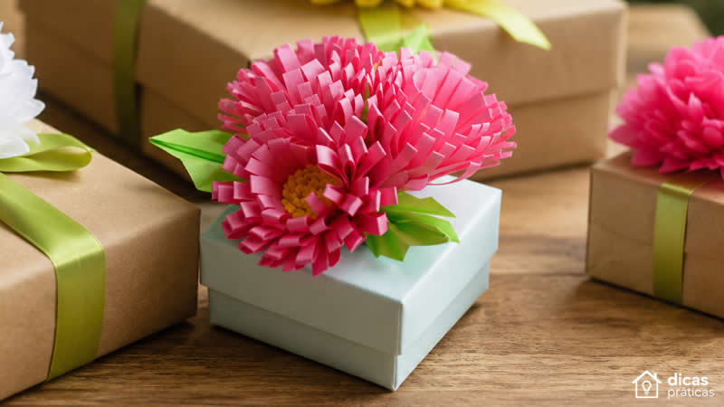 Presente com Flores de Papel