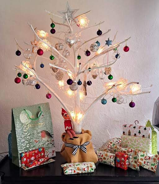 Linda Árvore de Natal com Galhos