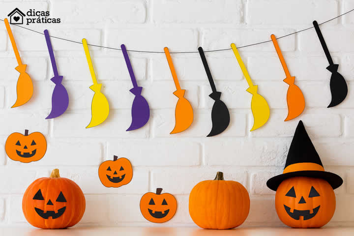 Enfeites com Vassoura de Bruxa para Halloween