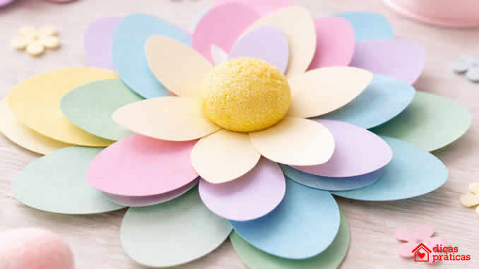 Decoração com Flor Colorida