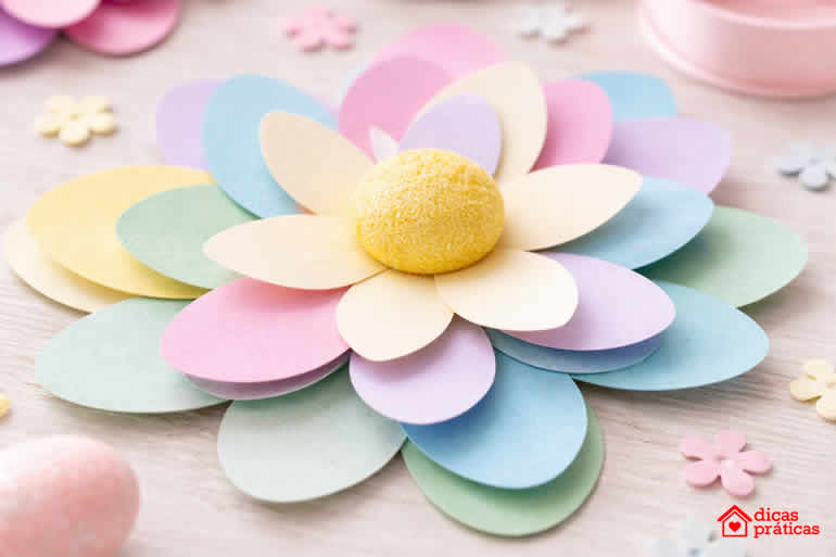 Decoração com Flor Colorida para Páscoa