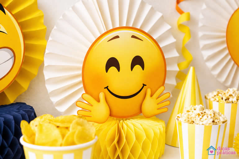 Decoração com Moldes para Festa Emoji