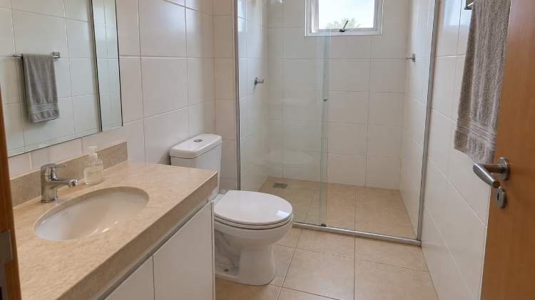 Banheiro limpo depois de limpeza simples no rejunte
