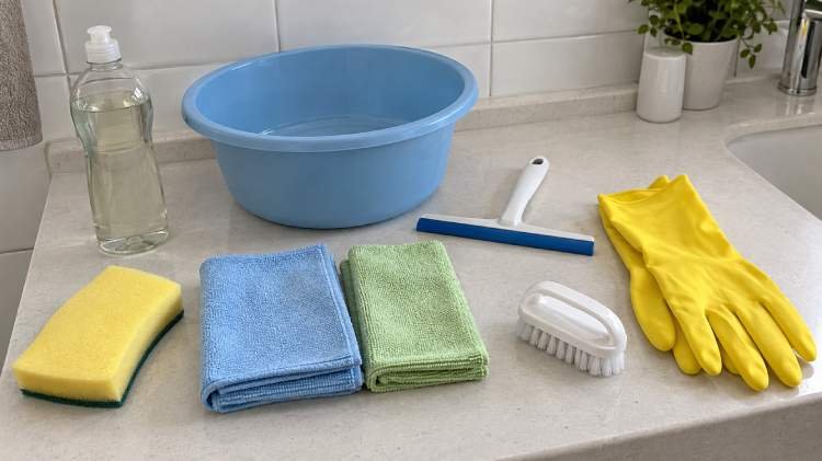 Materiais para limpar box do banheiro