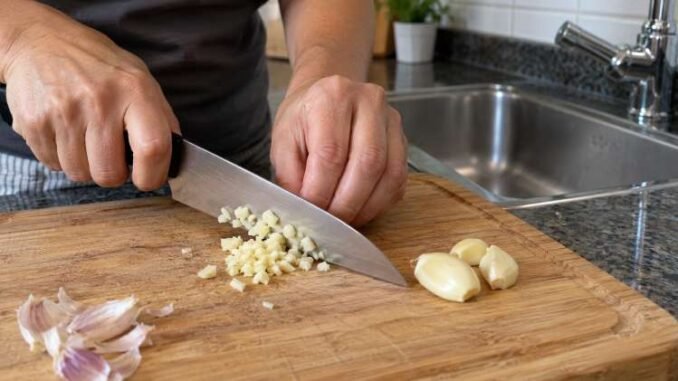 Como tirar cheiro de alho das mãos