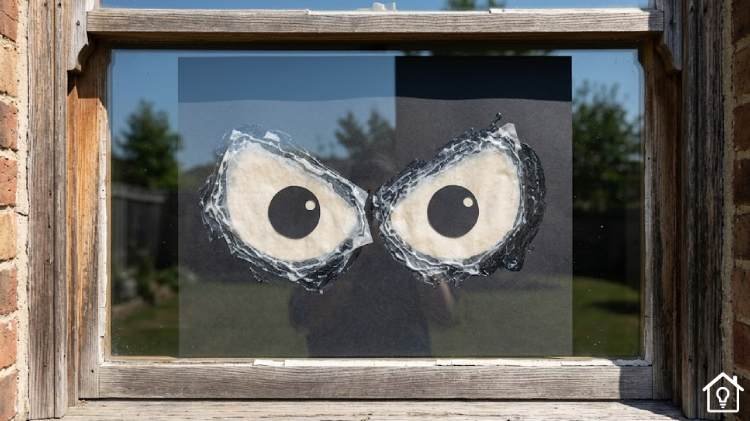 Decoração de Halloween com Olhos de Monstro na Janela